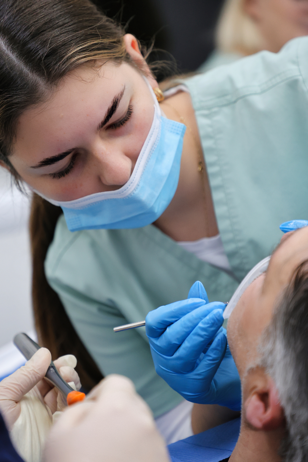 Zahnmedizinische Fachangestellte bei der Arbeit